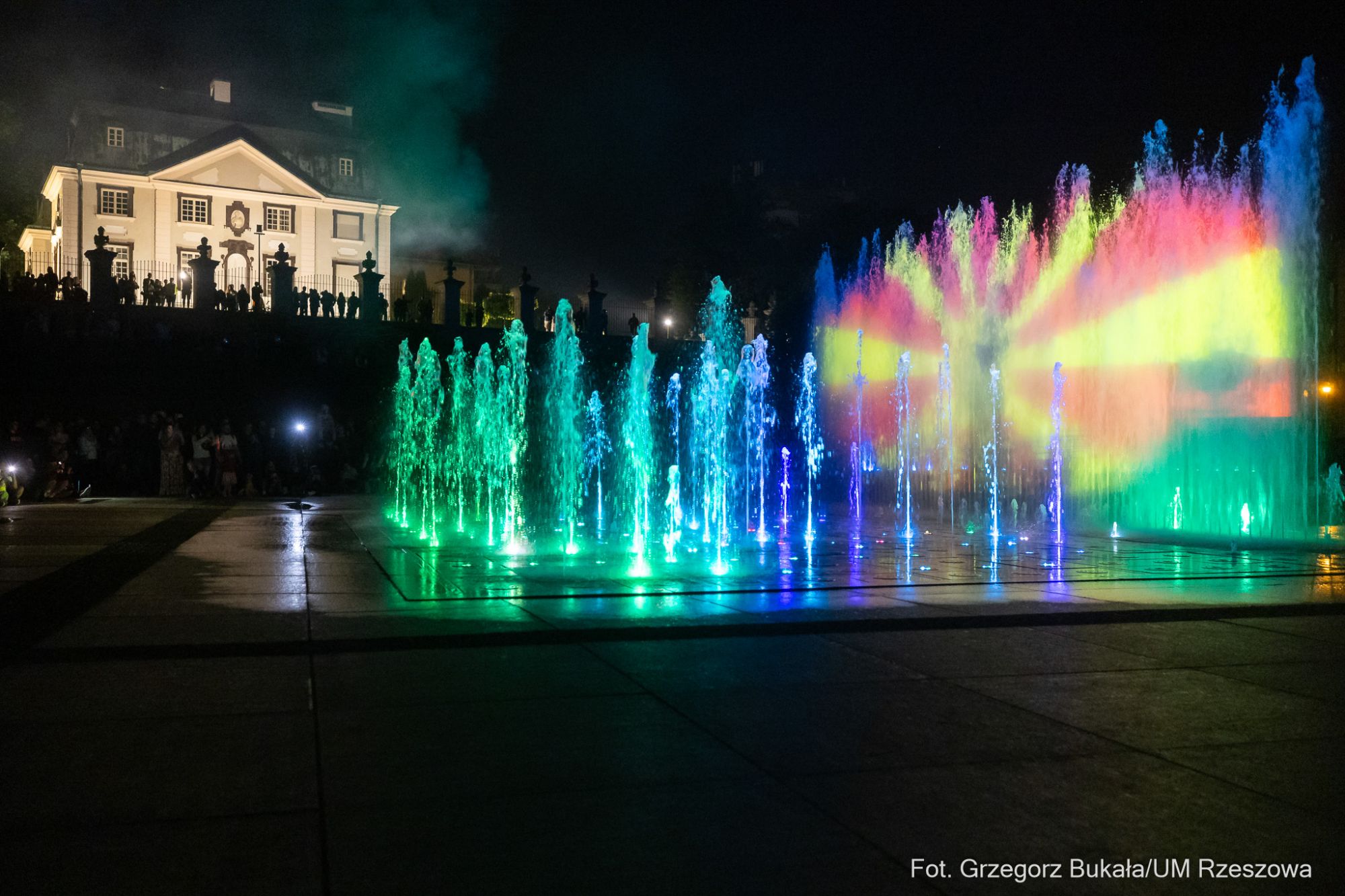 zdjęcie z pokazu fontanny multimedialnej w Rzeszowie, fot. Grzegorz Bukała, Urząd Miasta Rzeszowa